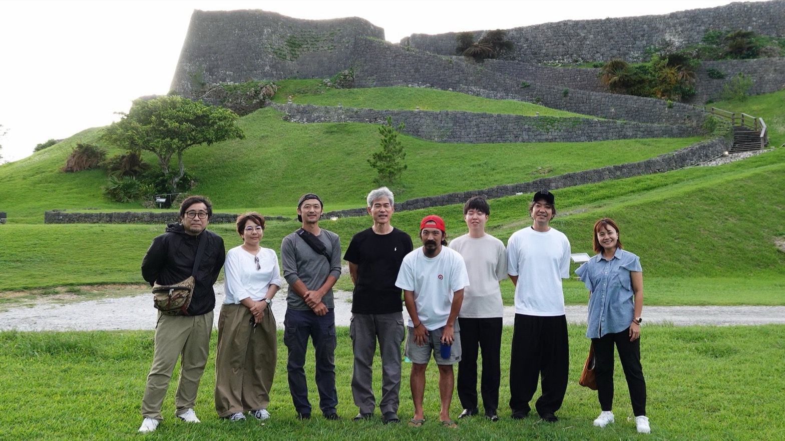 世界遺産・勝連城跡と URUMA COFFEE FAMILY のメンバー